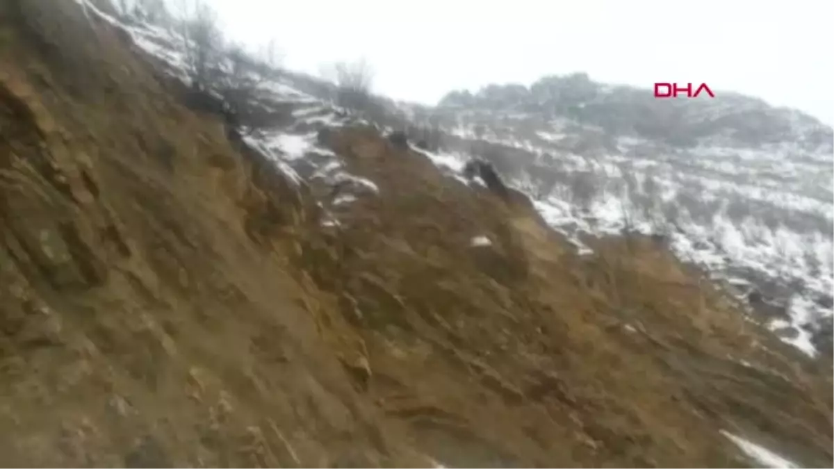 Hakkari Heyelanı Fark Edip, Yolu Trafiğe Kapattılar