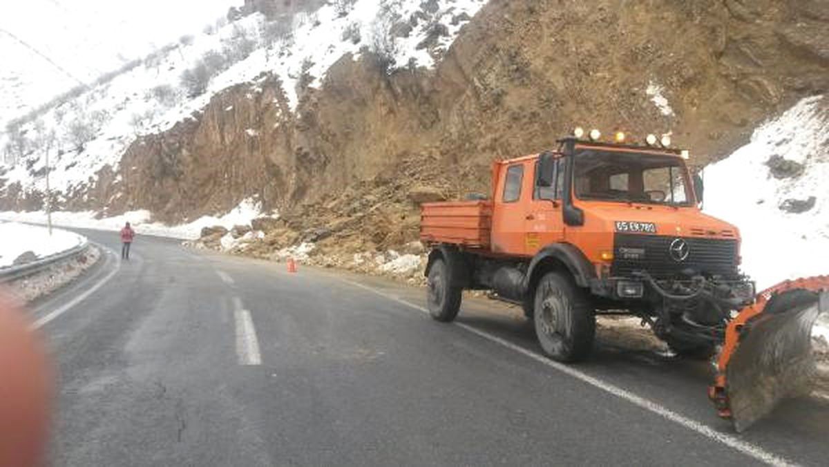 Heyelanı Fark Edip, Yolu Trafiğe Kapattılar