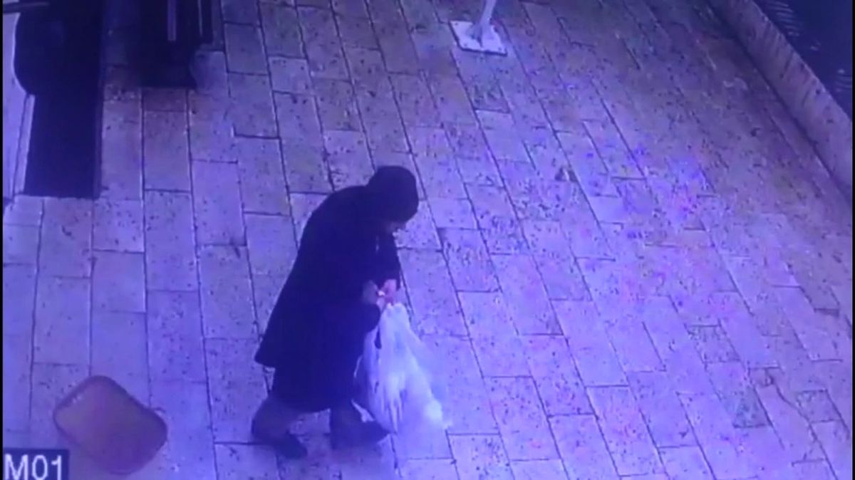 İmamın Cübbesini Çaldı