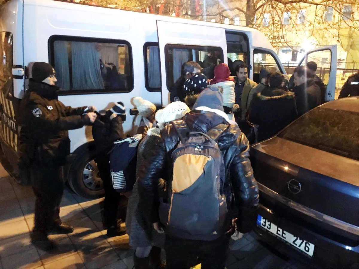 İstanbul\'da Durdurulan Minibüste 24 Mülteci Yakalandı