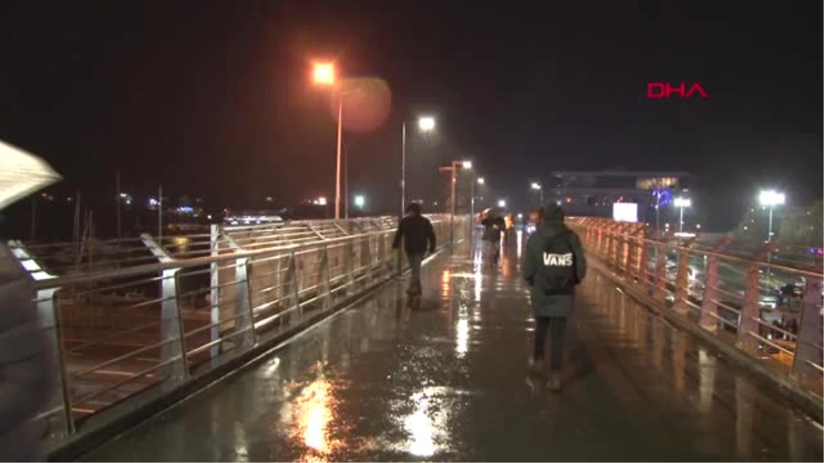 İstanbul\'da İş Çıkışı Trafik Yoğunluğu ve Yağmur 3