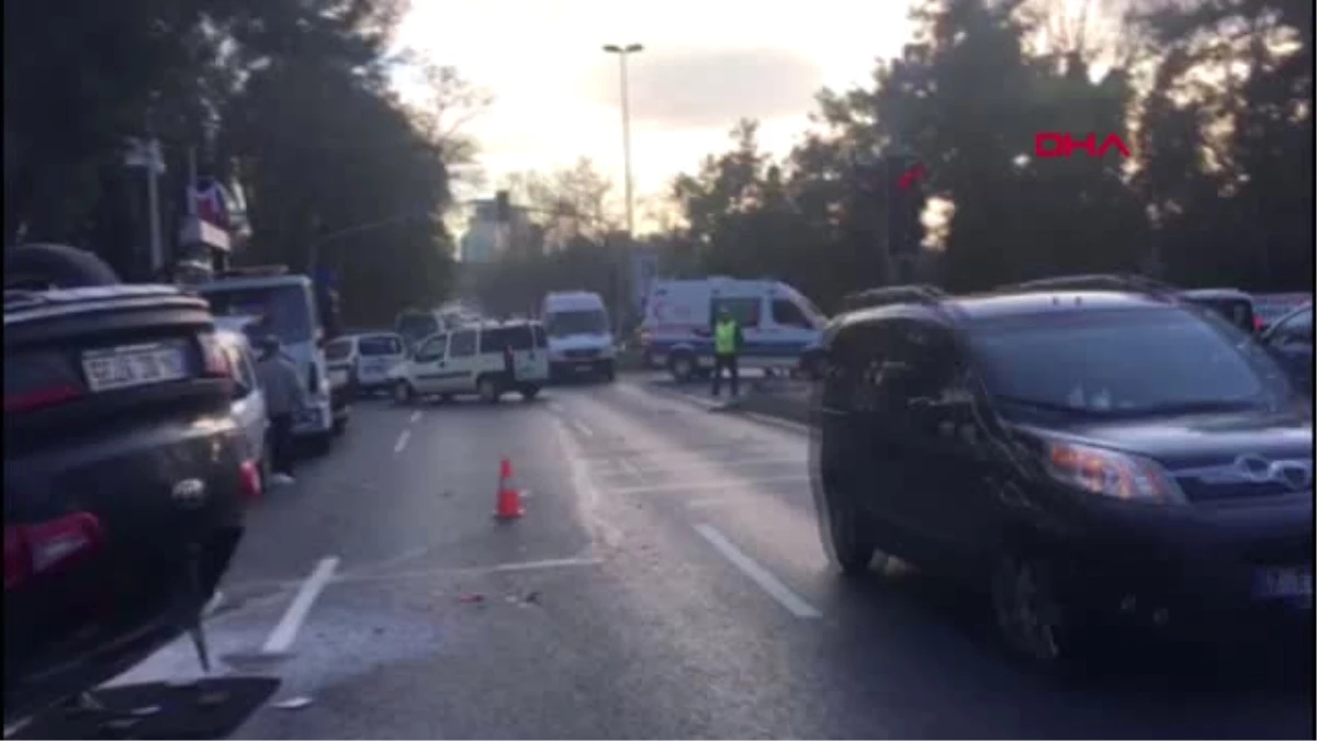 İstanbul- Sarıyer\'de Otomobil Ambulansa Çarptı 2 Yaralı