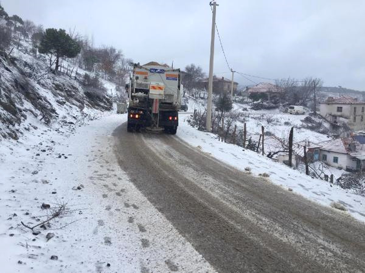 İzmir\'de Kardan Kapanan Mahalle Yolları Ulaşıma Açıldı