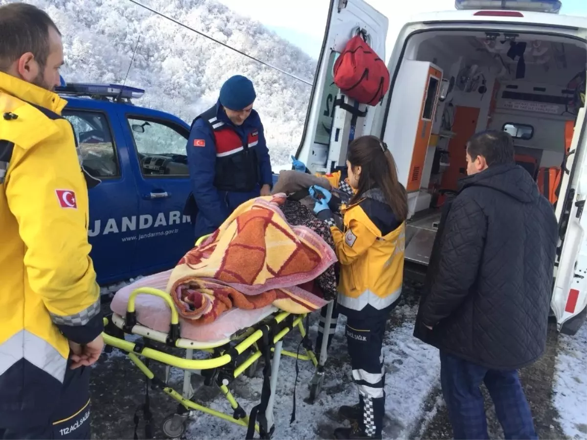 Jandarma Yatalak Yaşlı Kadını Ambulansa Kadar Sırtta Taşıdı