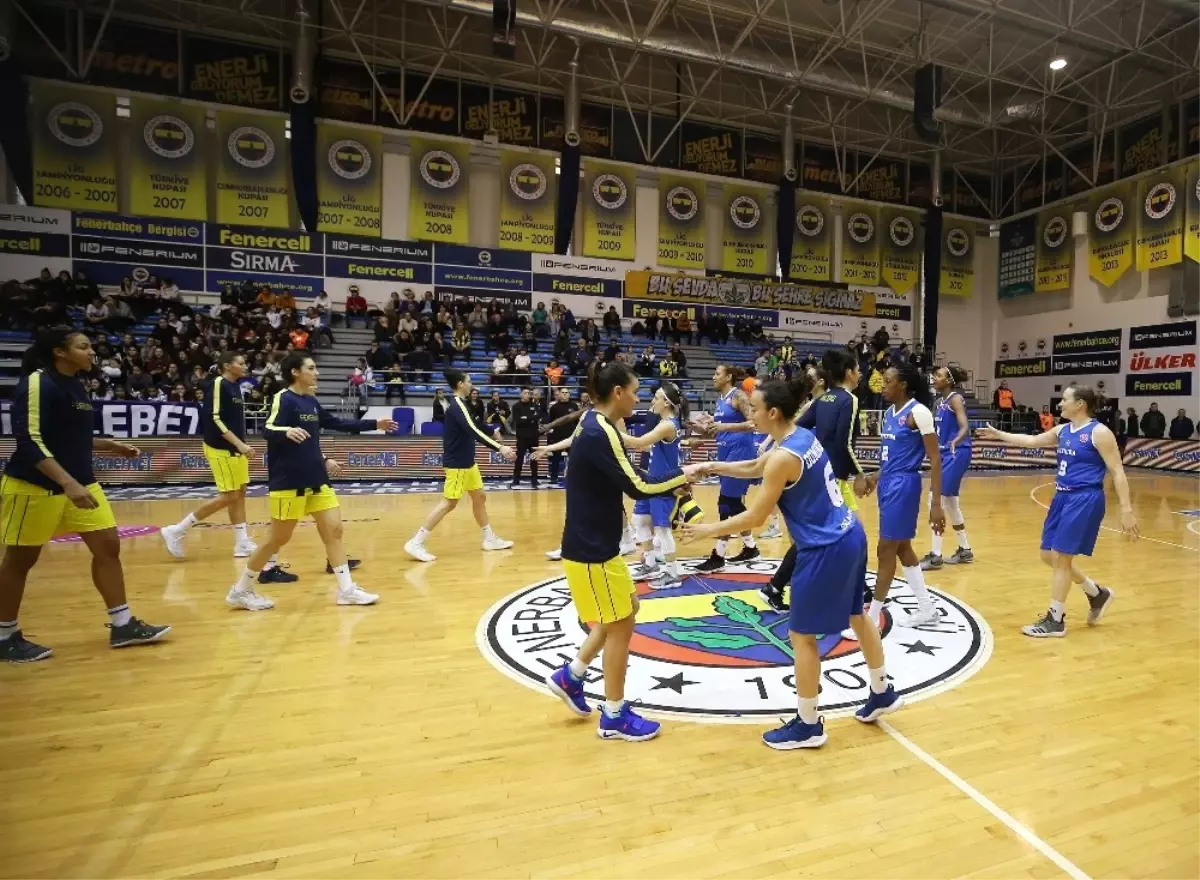 Kadınlar Euroleague: Fenerbahçe: 64 - P. Avenida: 62