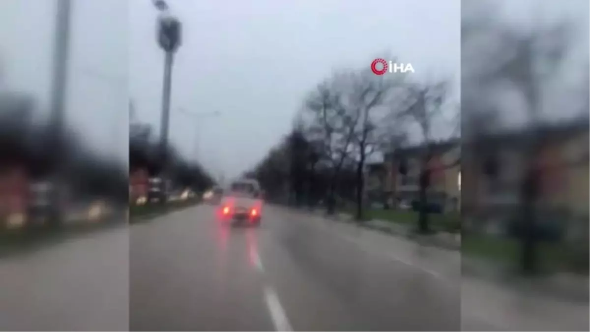 Kamyonet Trafikte Böyle Drift Yaptı