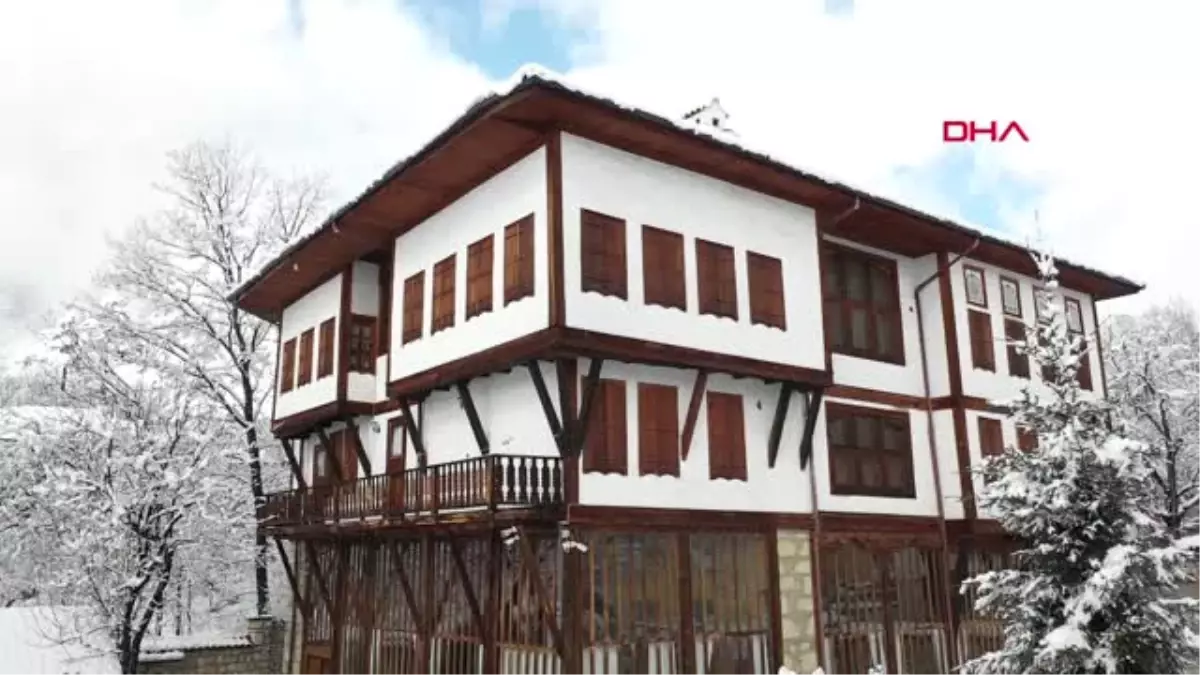 Karabük Safranbolu\'nun Tarihi Konakları Beyaza Büründü