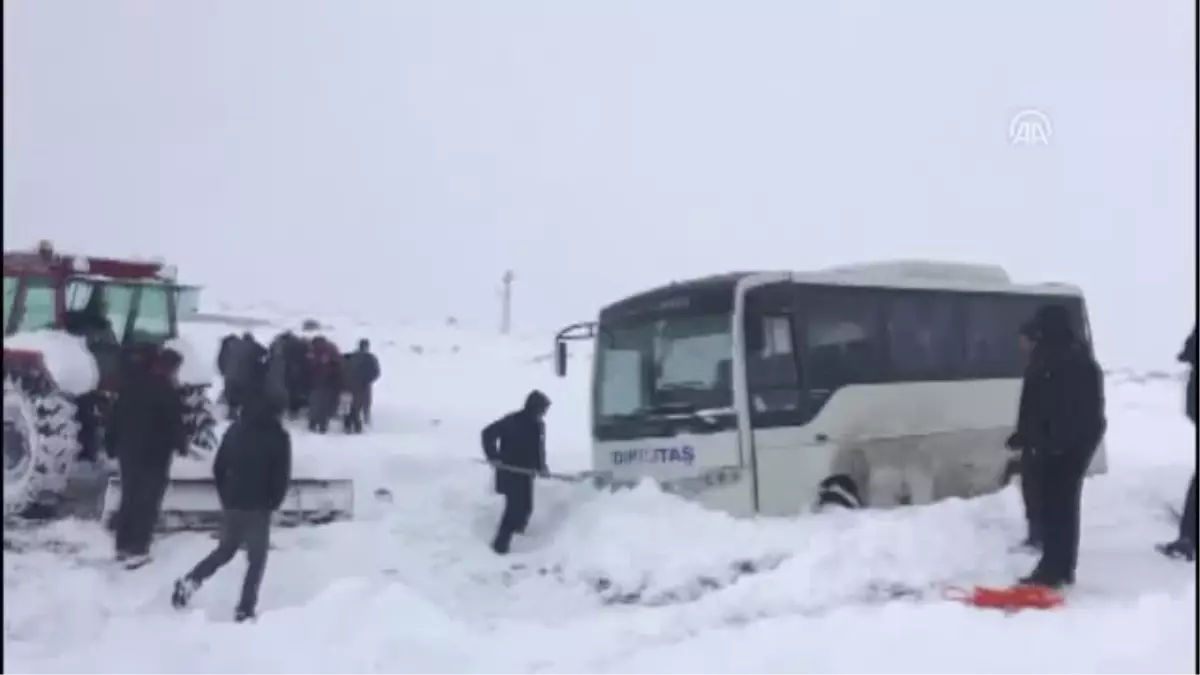 Karda Mahsur Kalan Öğretmenler Kurtarıldı