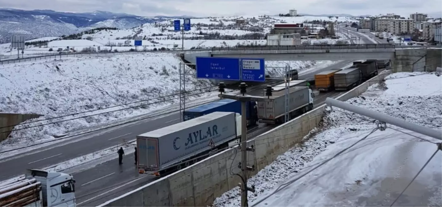 Kastamonu D-100\'de Buzlanma Sonrası Tırlar Yolda Kaldı