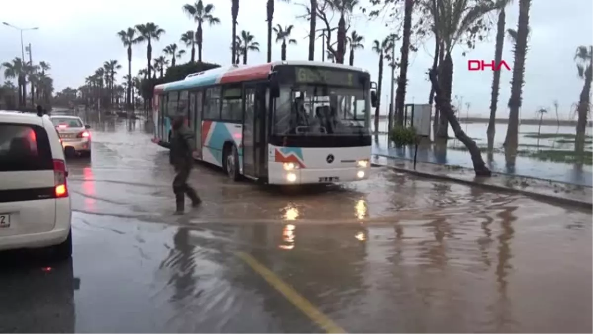 Mersin\'de Sağanak Yağış ve Fırtına Hayatı Olumsuz Etkiledi