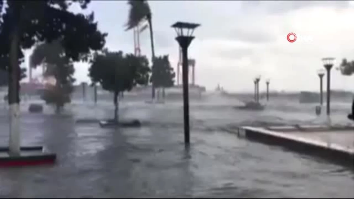 Mersin\'i Gündüz Fırtına, Akşam Sağanak Yağmur Vurdu