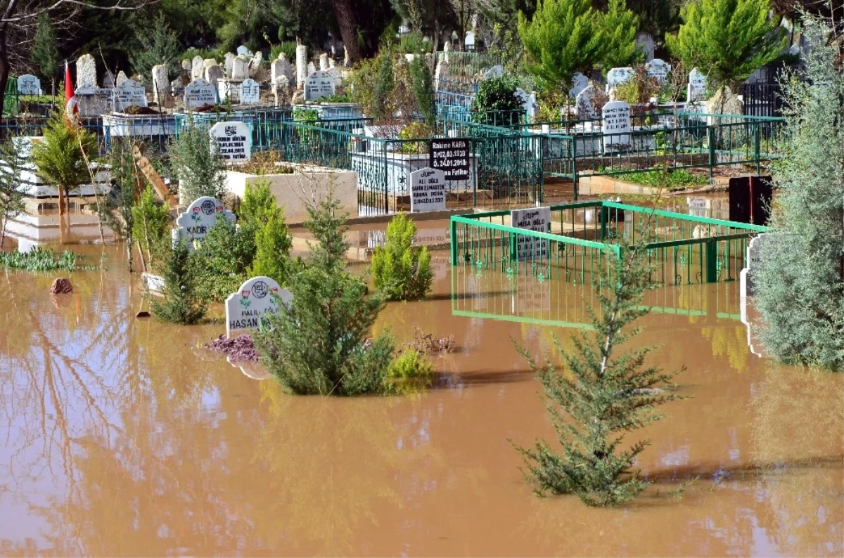 Mezarlıklar Sular Altında Kaldı