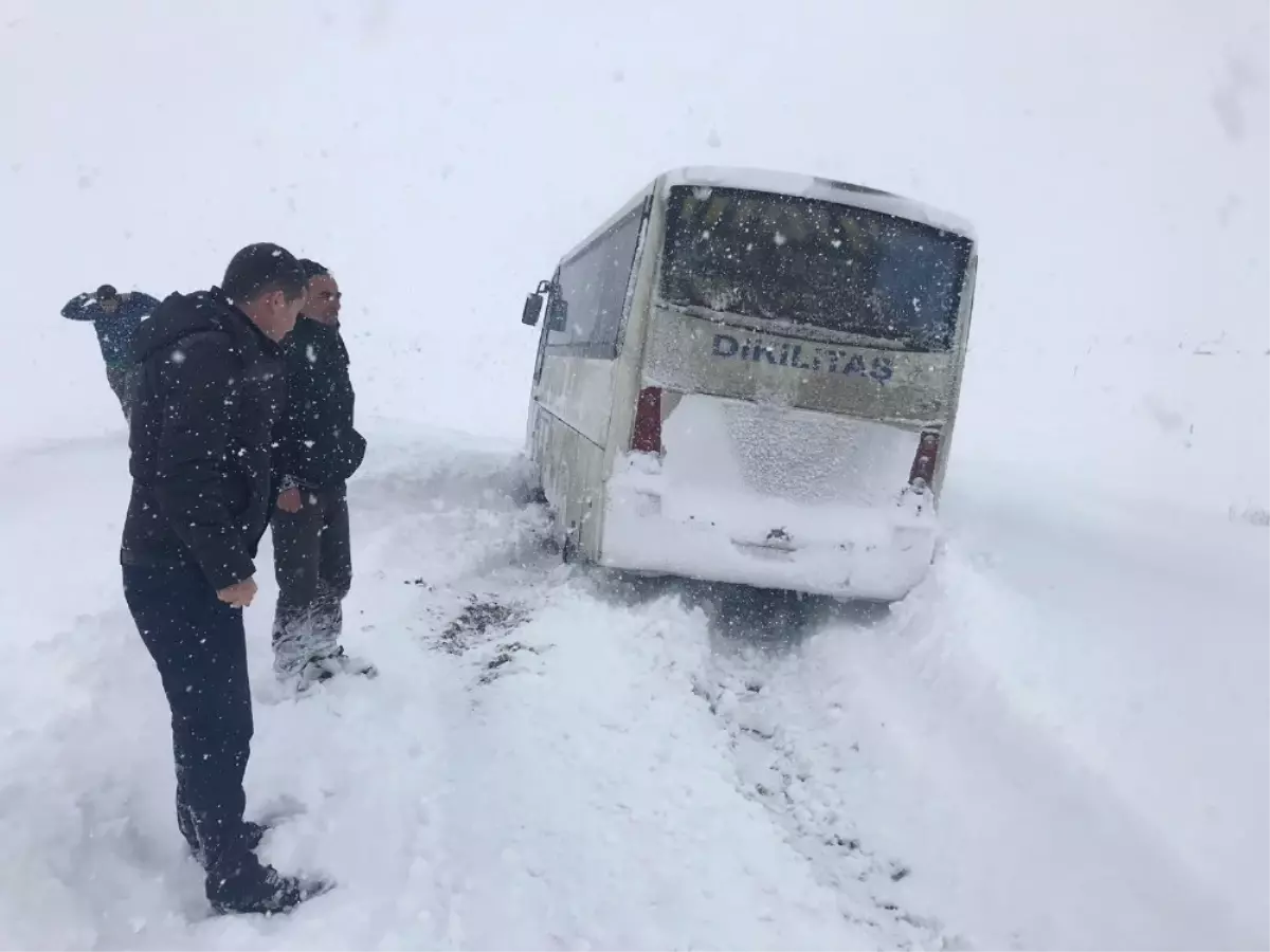 Öğretmen Servisi Karda Mahsur Kaldı