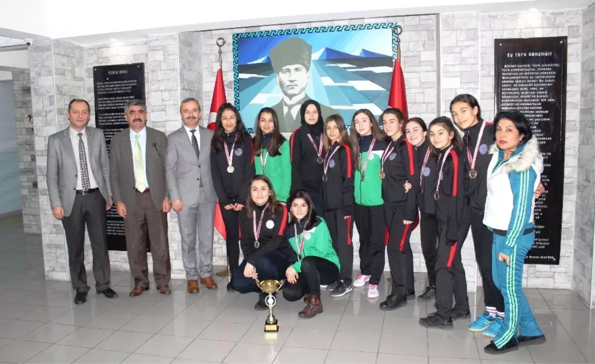 Oktay Olcay Yurtbay Lisesi Kız Voleybol Takımı İl Birincisi Oldu