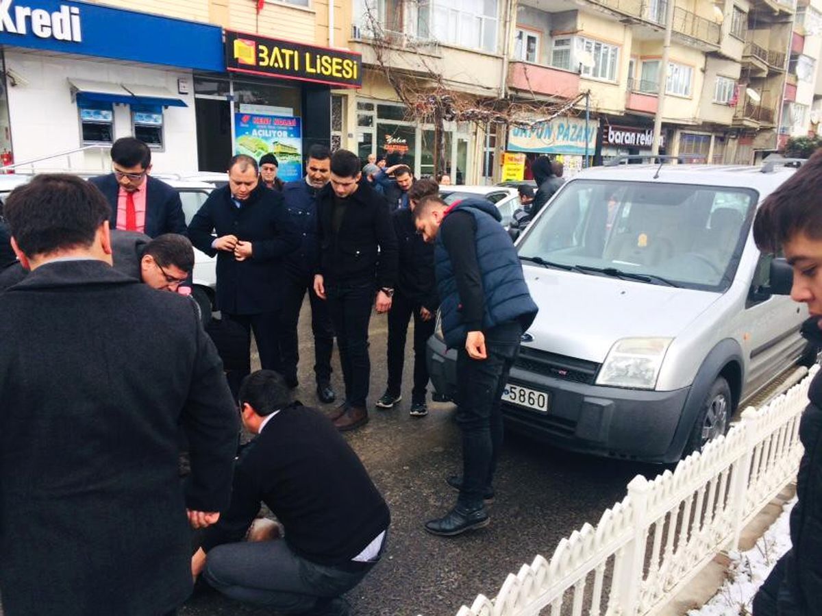Önce Açılan Kapıya Sonra Başka Bir Araca Çarptı