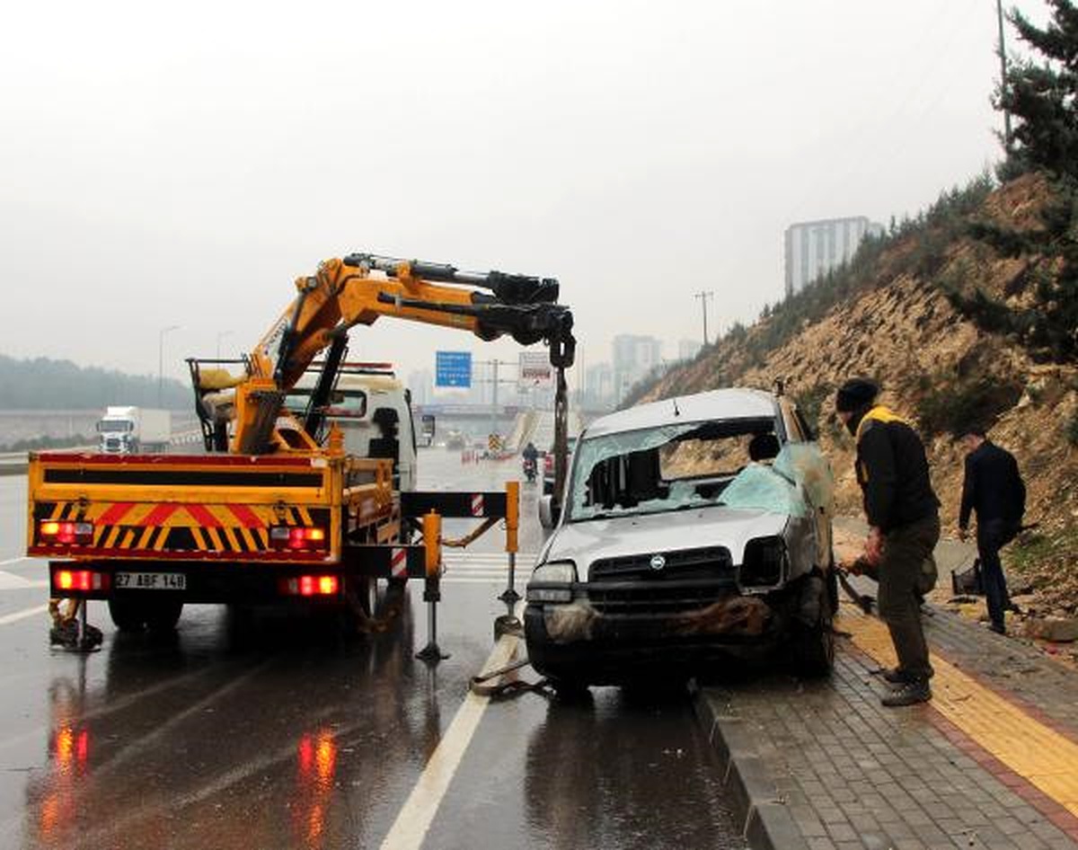 Otomobilin Çarptığı Hafif Ticari Araçtaki 4 Kişi Yaralandı