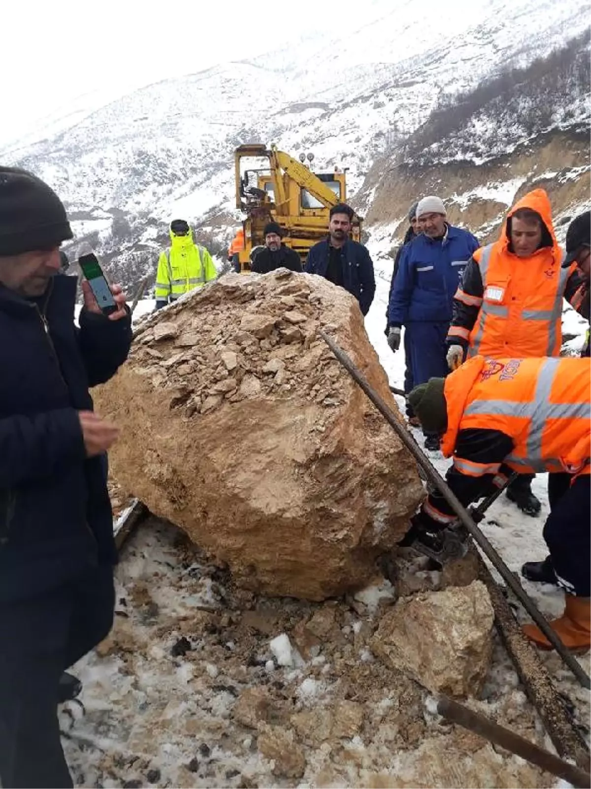 Palu\'da Dağdan Kopan Kaya Trene Çarptı