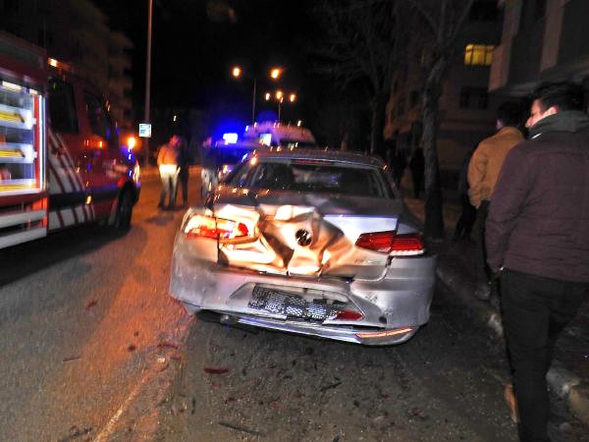 Park Halindeki Araçlara Çarpan Sürücü Hastaneye Kaldırıldı