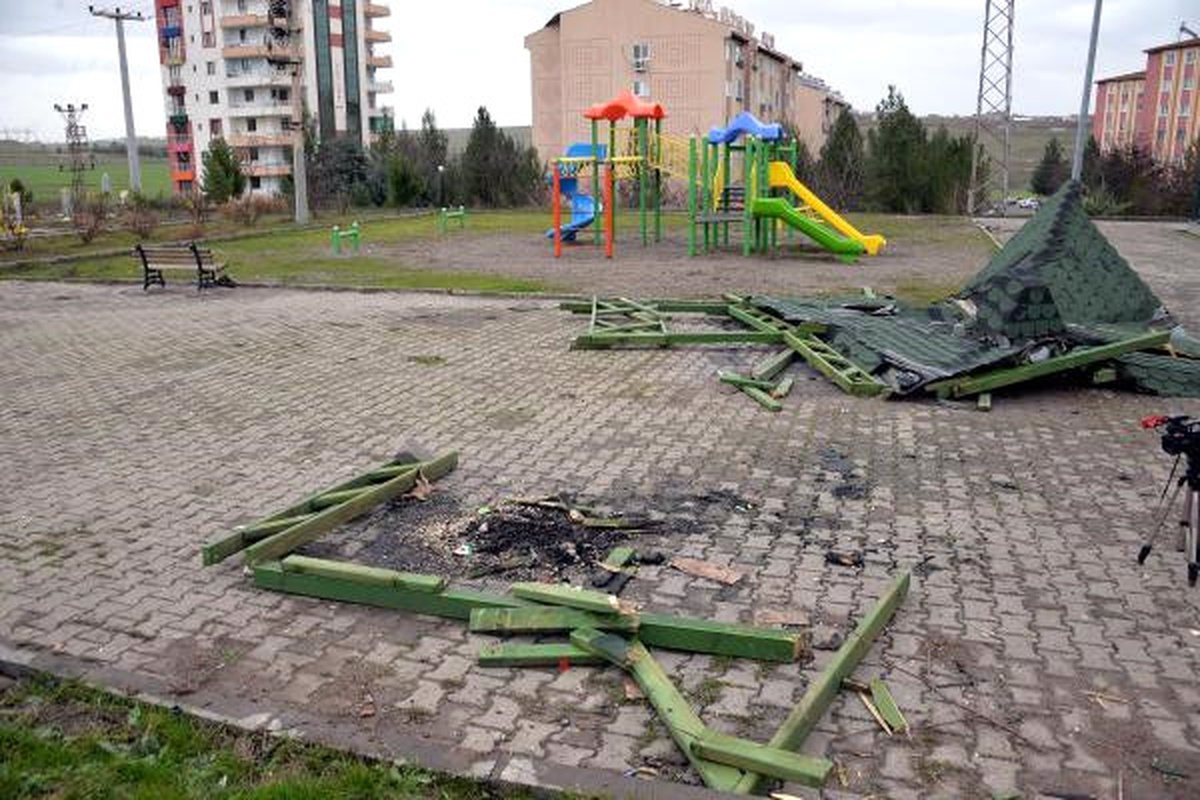 Parktaki Kameriyeyi Isınmak İçin Kırıp, Yaktılar