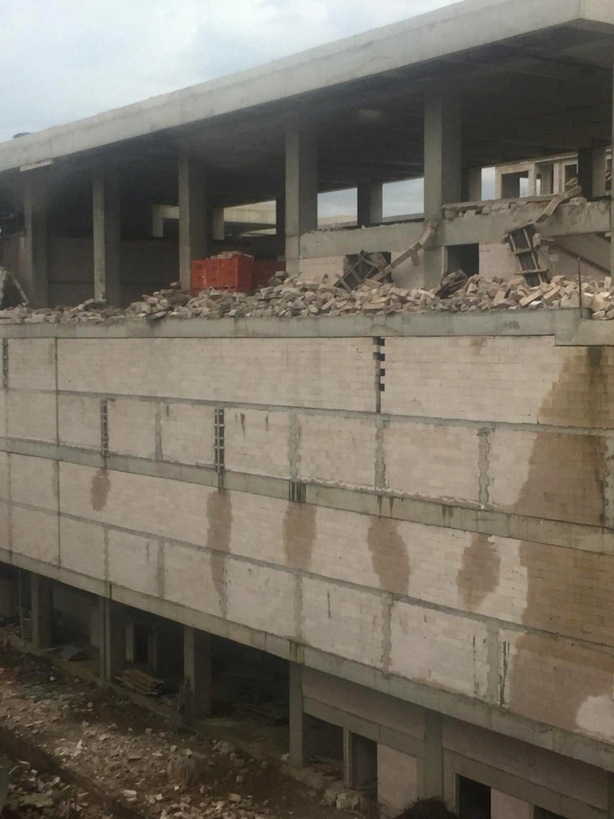 Rize\'de Fırtına İnşaat Duvarı Çökertti