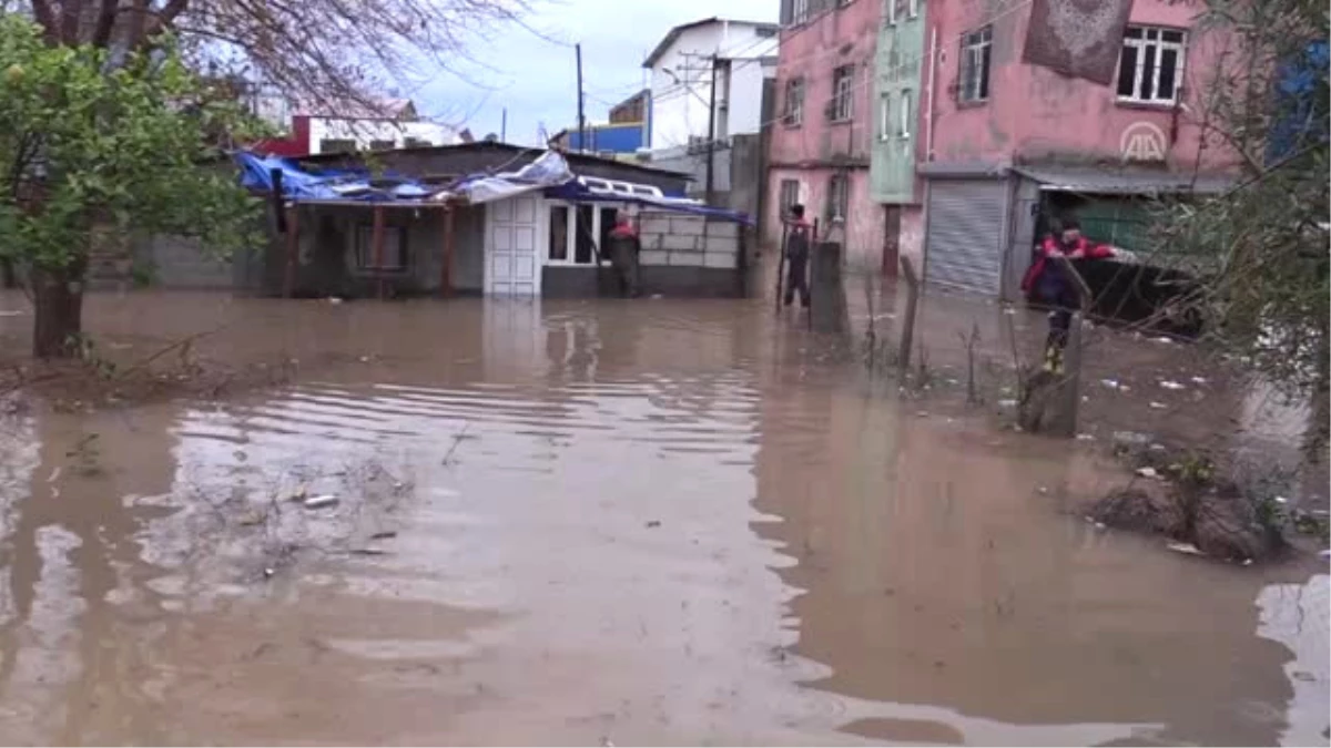 Sağanak Su Baskınlarına Yol Açtı