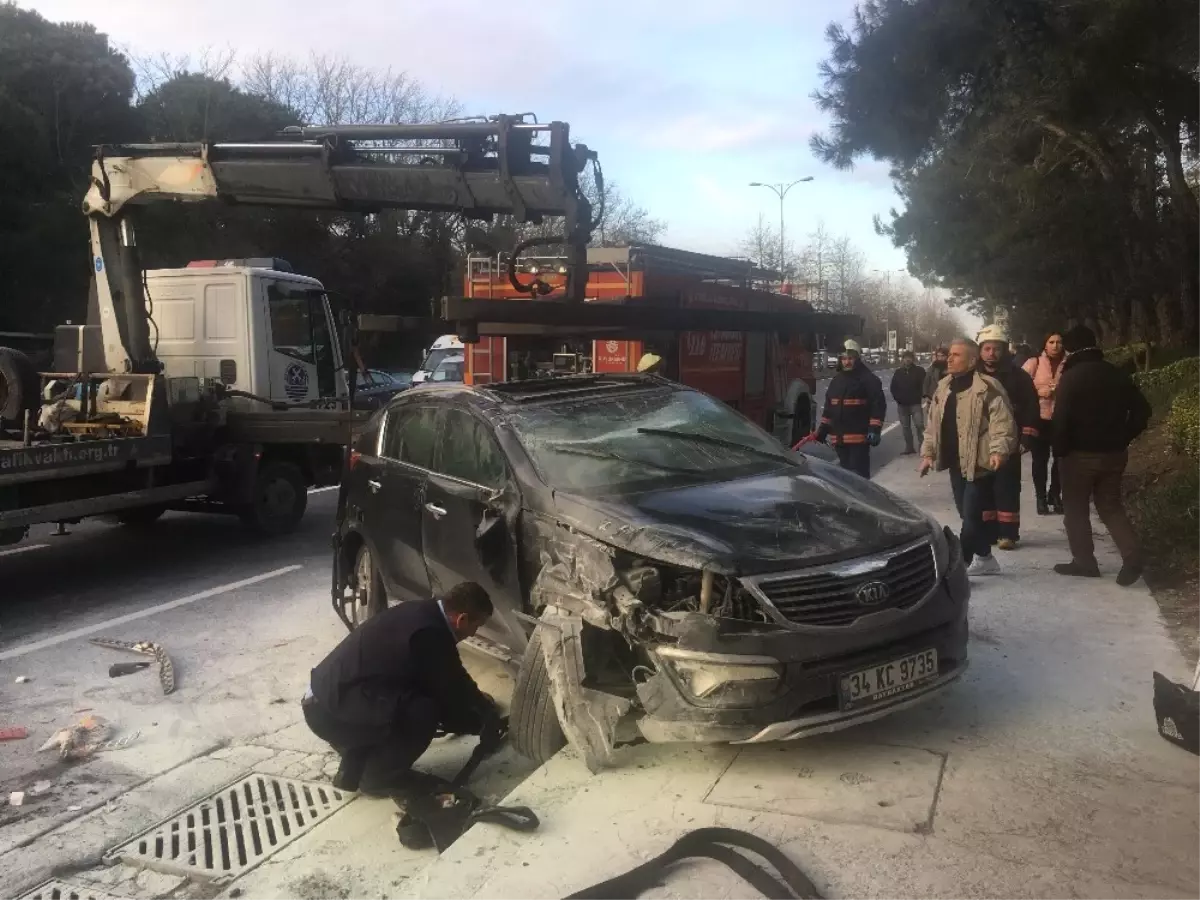 Sarıyer\'de Ambulansa Çarpan Araç Takla Attı: 2 Yaralı