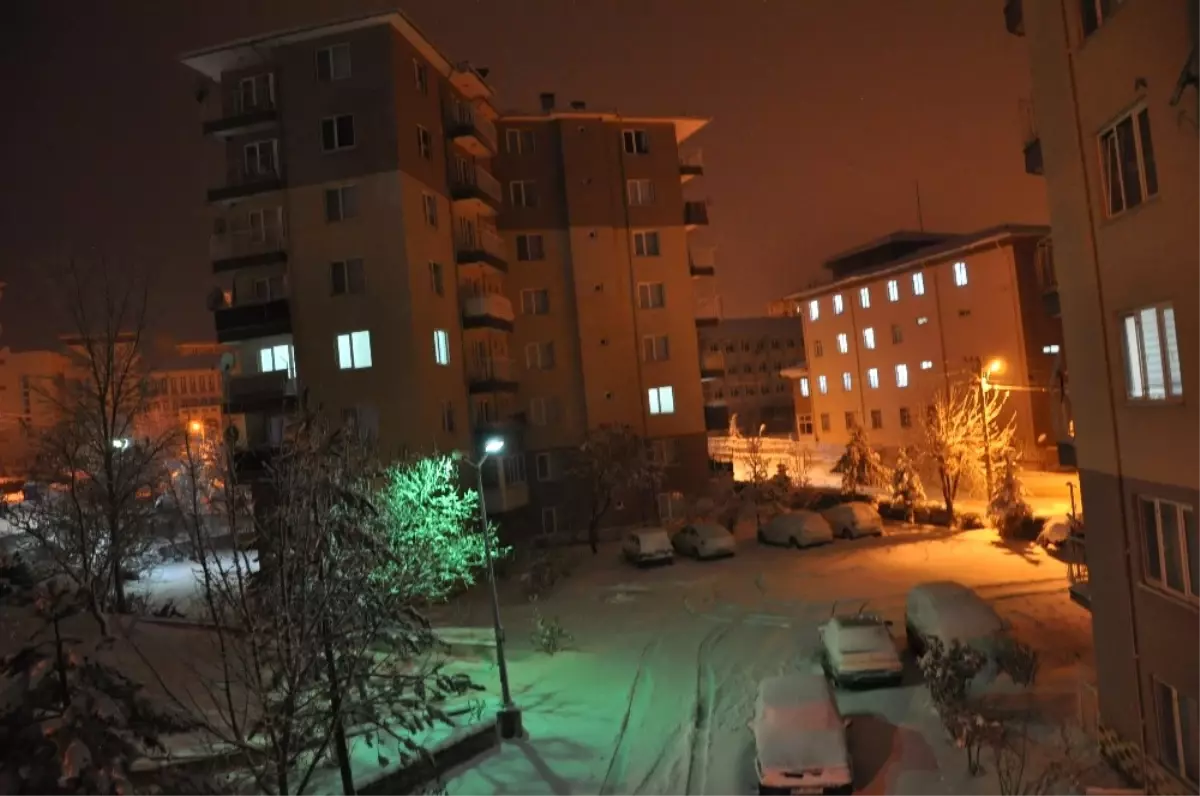 Simav\'da Yoğun Kar Yağışı, Ulaşımda Aksamalara Neden Oldu