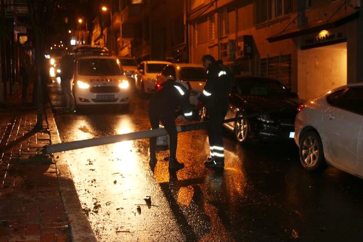 Şişli\'de Aydınlatma Direği Otomobilin Üstüne Devrildi