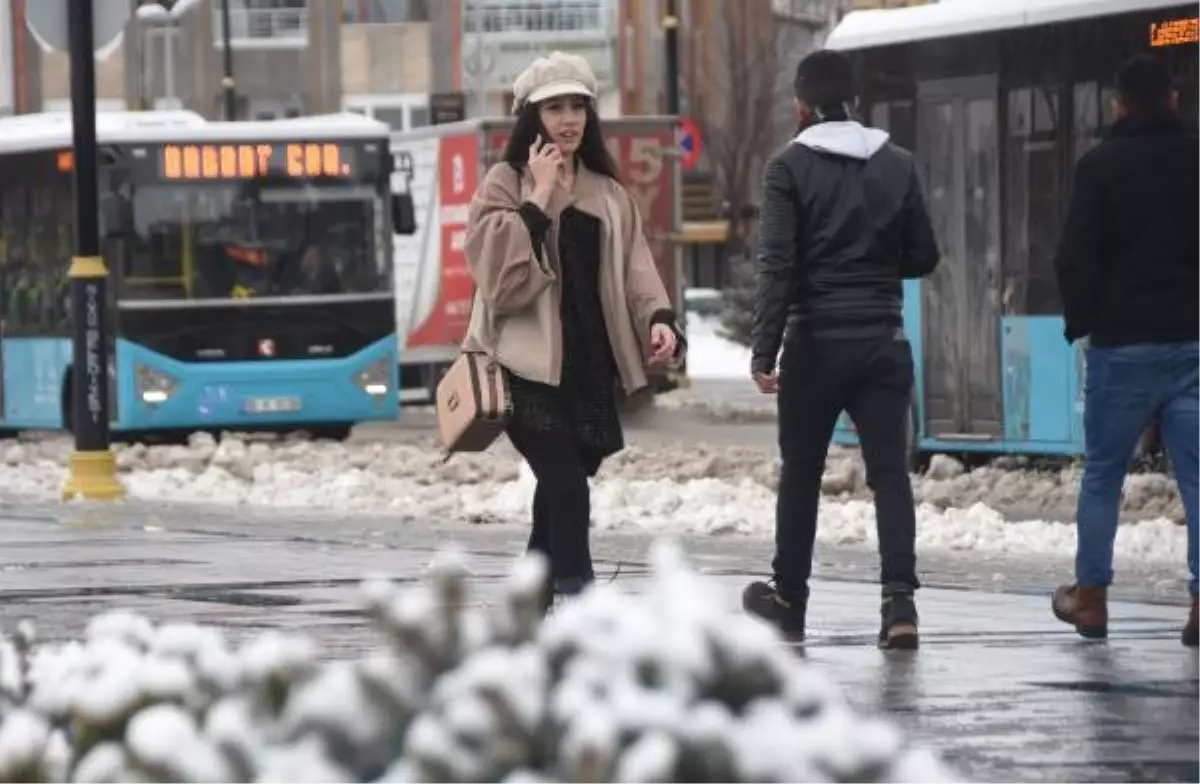 Sivas\'ta 656 Yerleşim Biriminin Yolu Kardan Kapalı