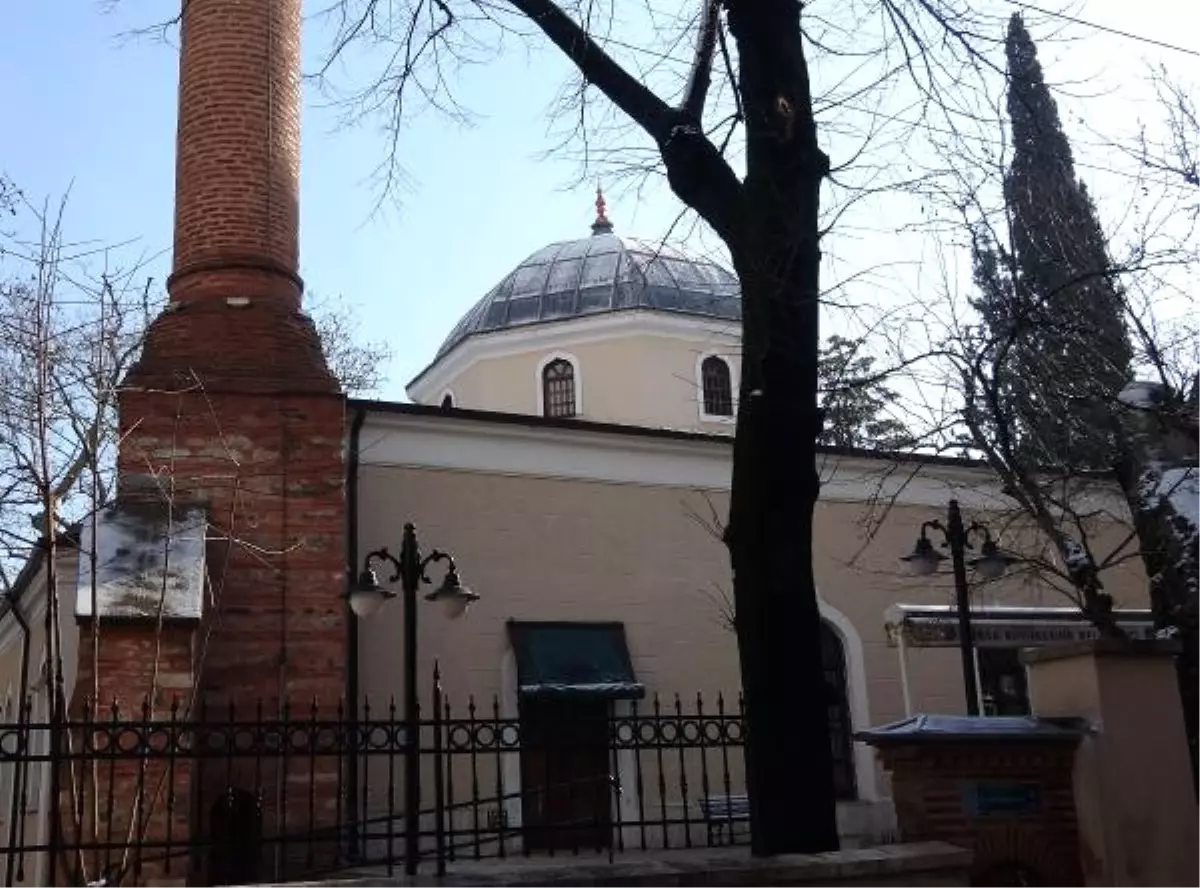 Tarihi Camiye Giren Hırsız İmamın Cübbesini Çaldı