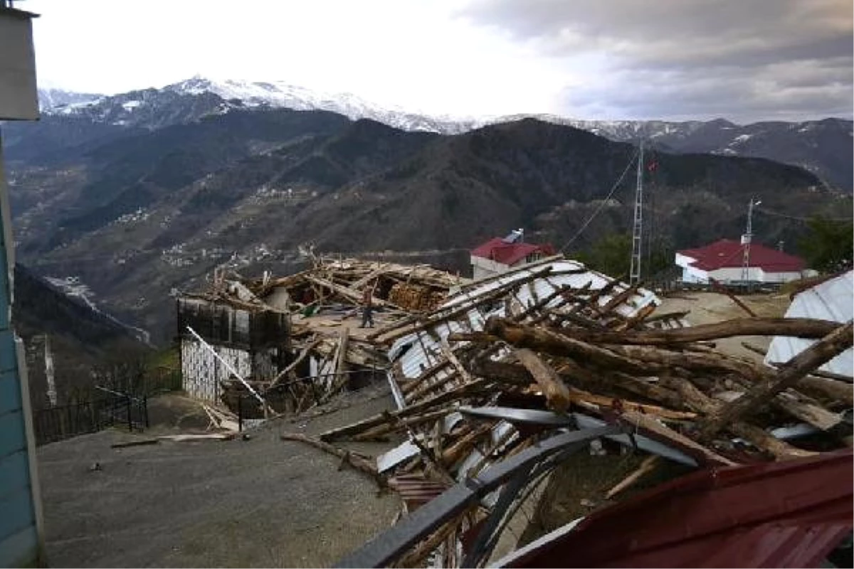 Trabzon\'da Fırtınada Çatılar Uçtu, Ahırın Duvarı Yıkıldı