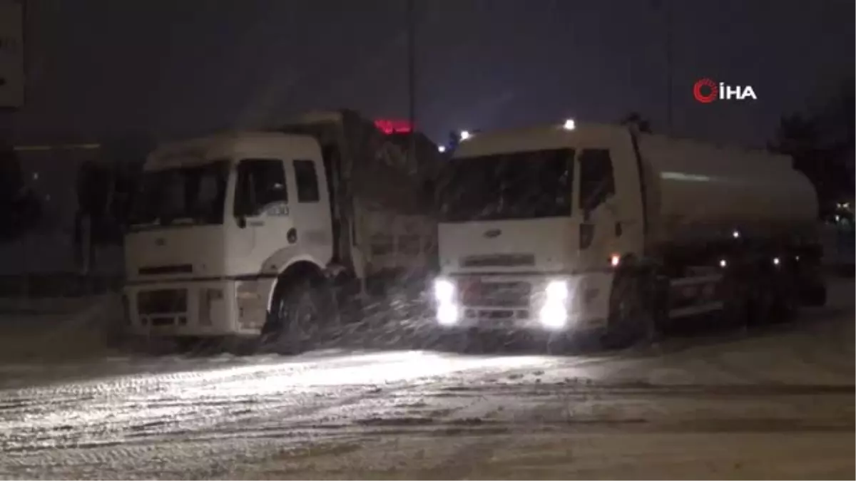 Türk Kızılay\'ı Yolda Kalan Tır Şoförlerine Kumanya Dağıttı