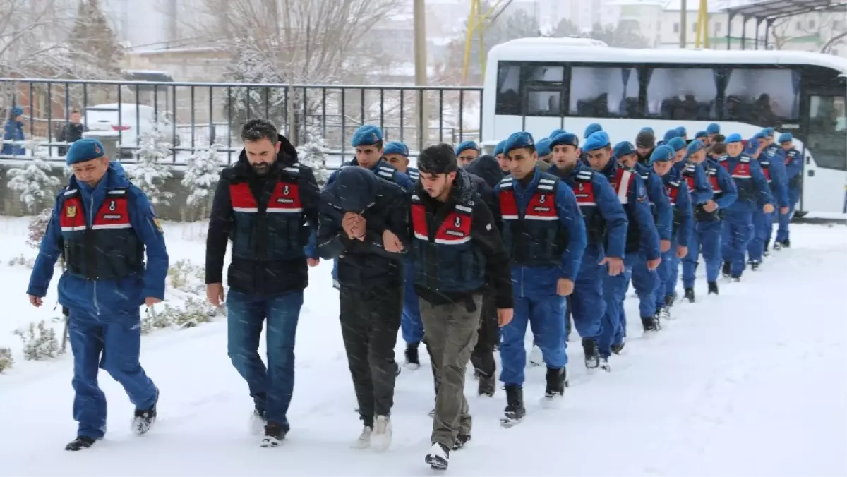 Uyuşturucu Operasyonunda Gözaltına Alınan 17 Kişi Adliyeye Sevk Edildi