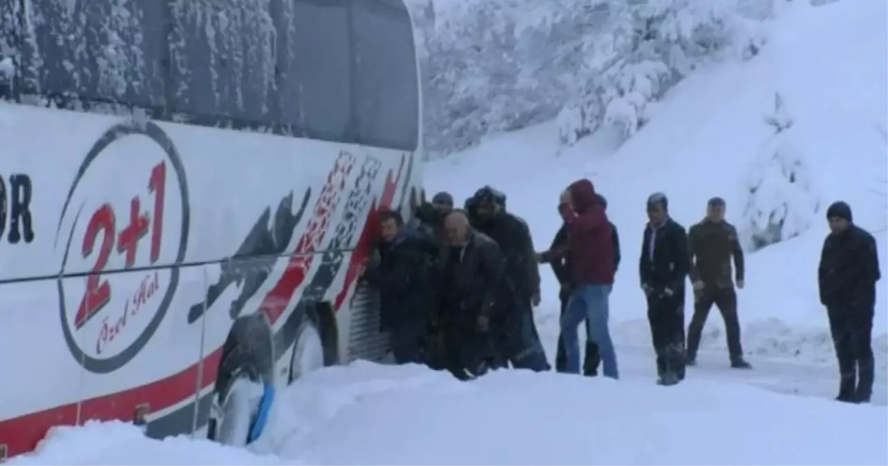 Yolcu Otobüsü Kara Saplandı, Trafik Kilitlendi