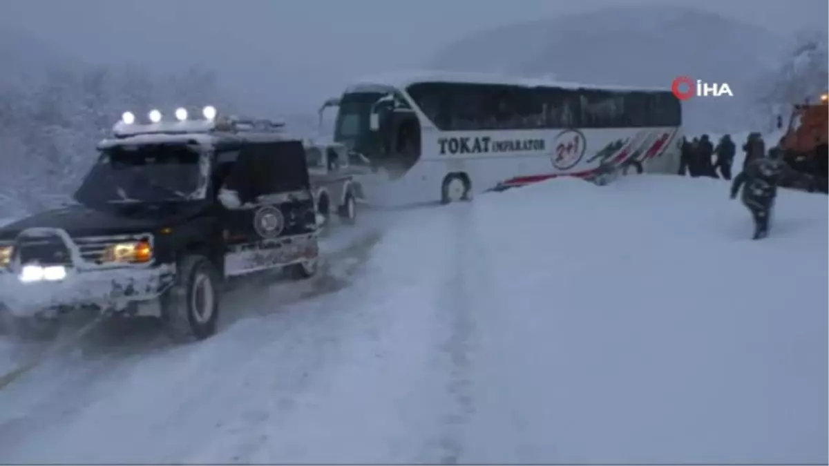 Yolcu Otobüsü Kara Saplandı, Trafik Kilitlendi