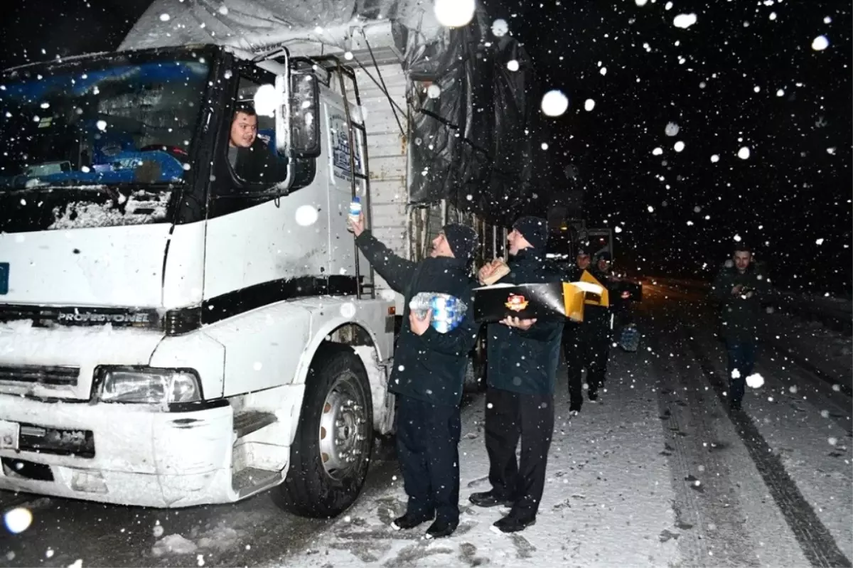 Yolda Kalan Sürücülerin Yardımına İnegöl Belediyesi Koştu