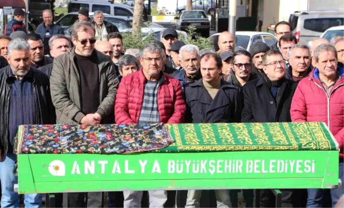 Yönetmen Orçun Benli\'nin Kazada Ölen Hemşire Annesi Toprağa Verildi