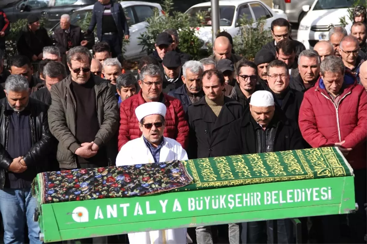 Yönetmen Orçun Benli\'nin Trafik Kazasında Ölen Annesi Defnedildi