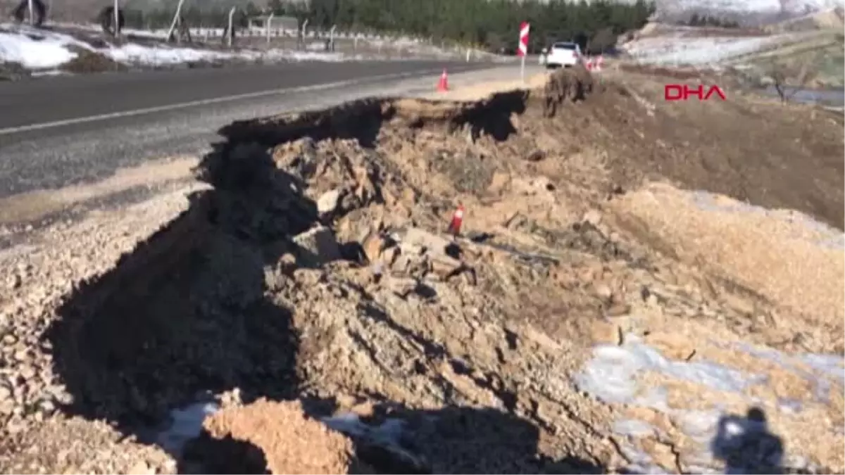 Adıyaman Besni\'de Yağış Nedeniyle Yol Çöktü