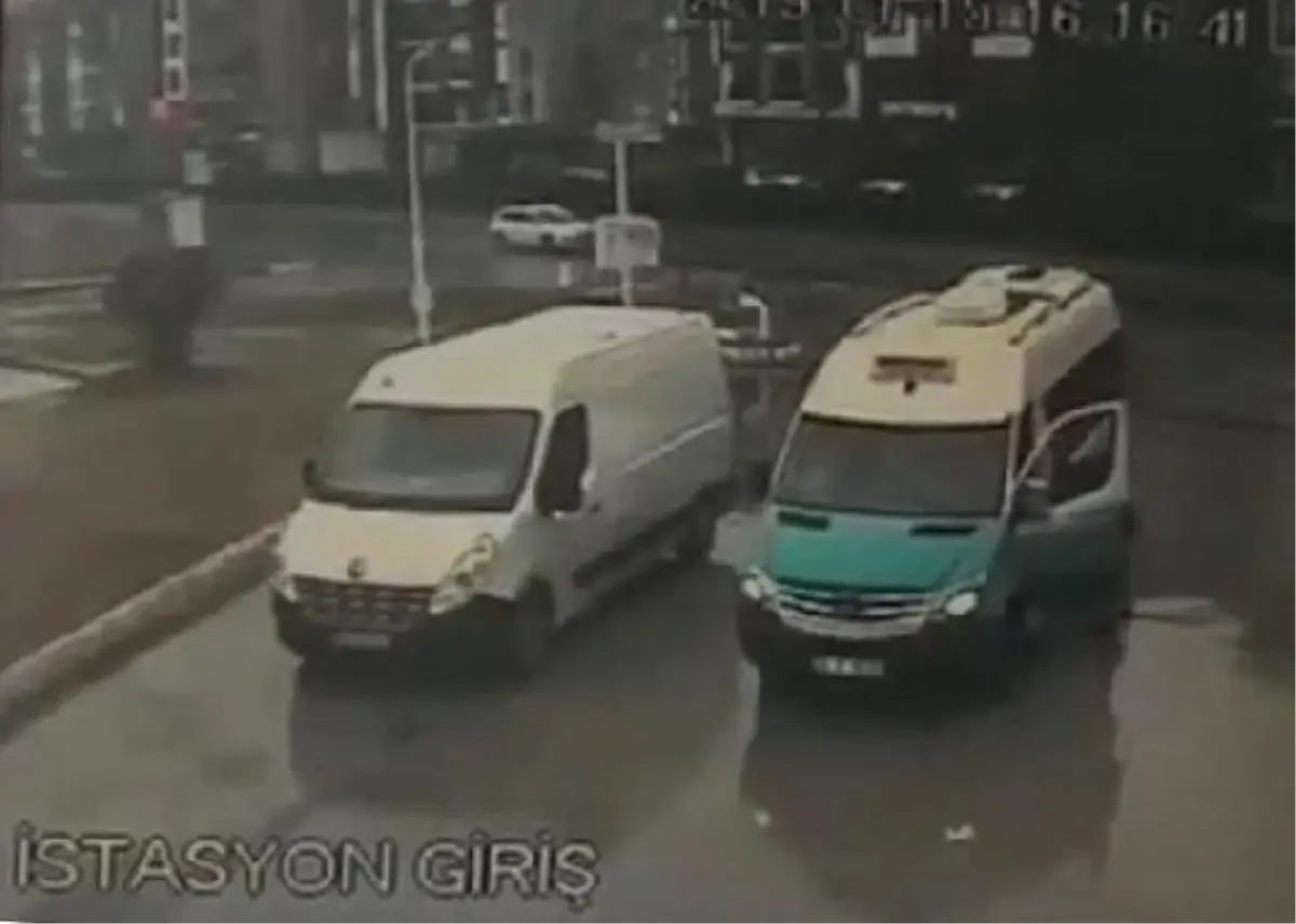 Akaryakıt İstasyonu Görevlisi Minibüsü Durdurarak, Olası Kazayı Önledi