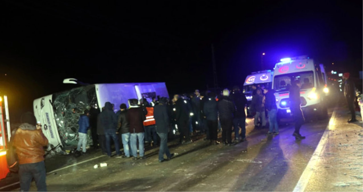 Amasya\'da Cenazeden Dönenleri Taşıyan Otobüs Devrildi: 2 Ölü, 15 Yaralı