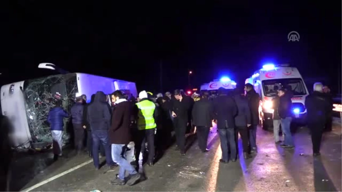 Amasya\'da Yolcu Otobüsü Devrildi: 2 Ölü, 35 Yaralı