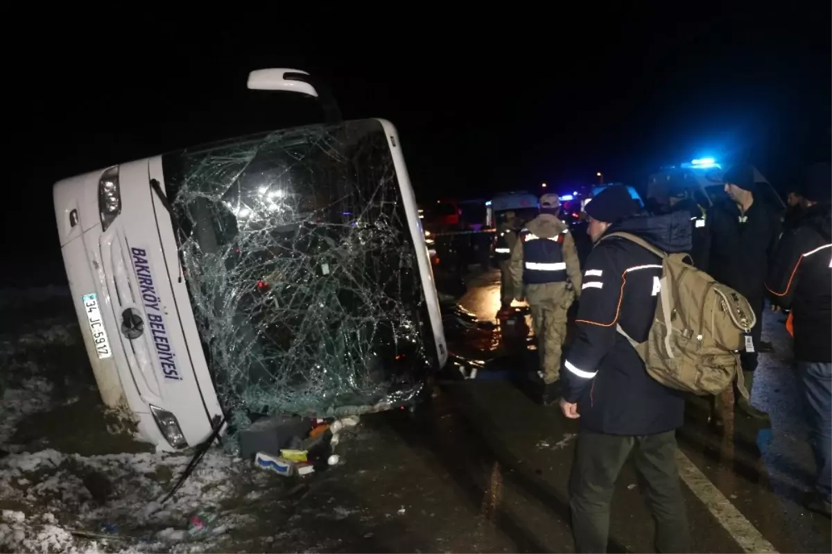 Amasya\'da Yolcu Otobüsü Devrildi: 2 Ölü, 35 Yaralı