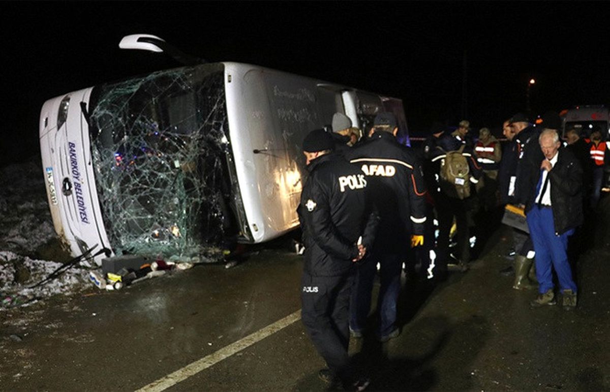 Amasya\'da yolcu otobüsü devrildi: 2 ölü, 35 yaralı