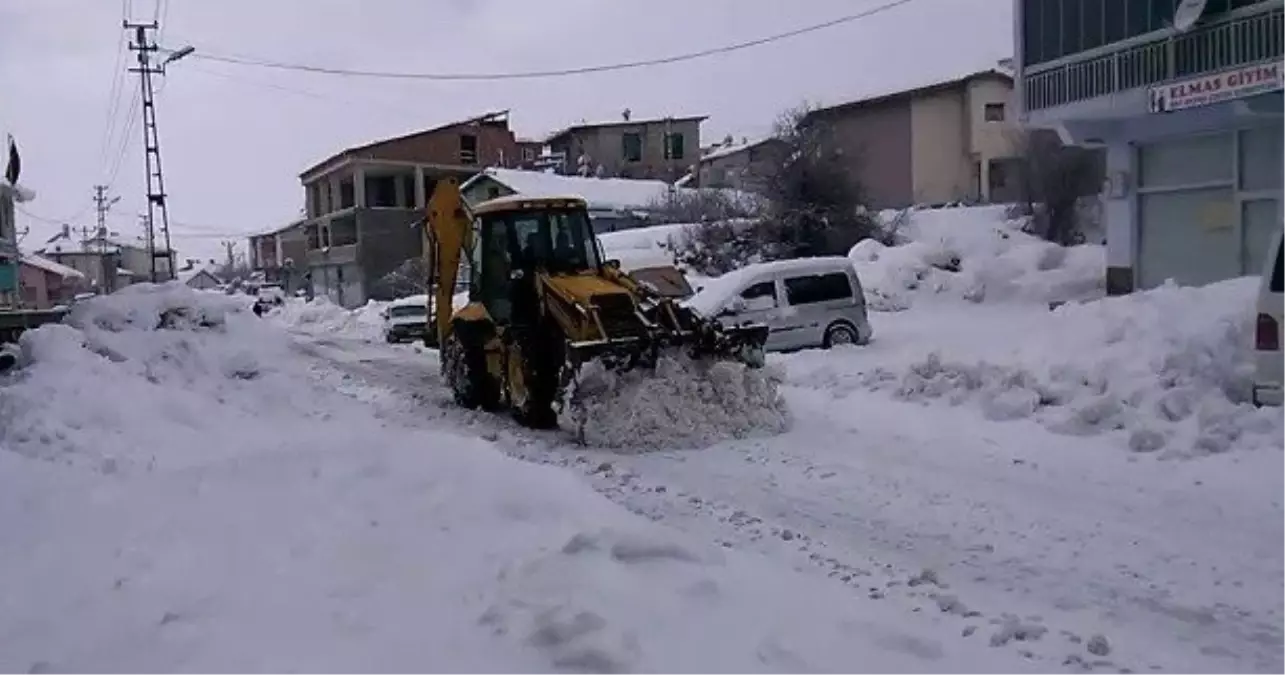 Çelikhan\'da Kar Yağışı Devam Ediyor