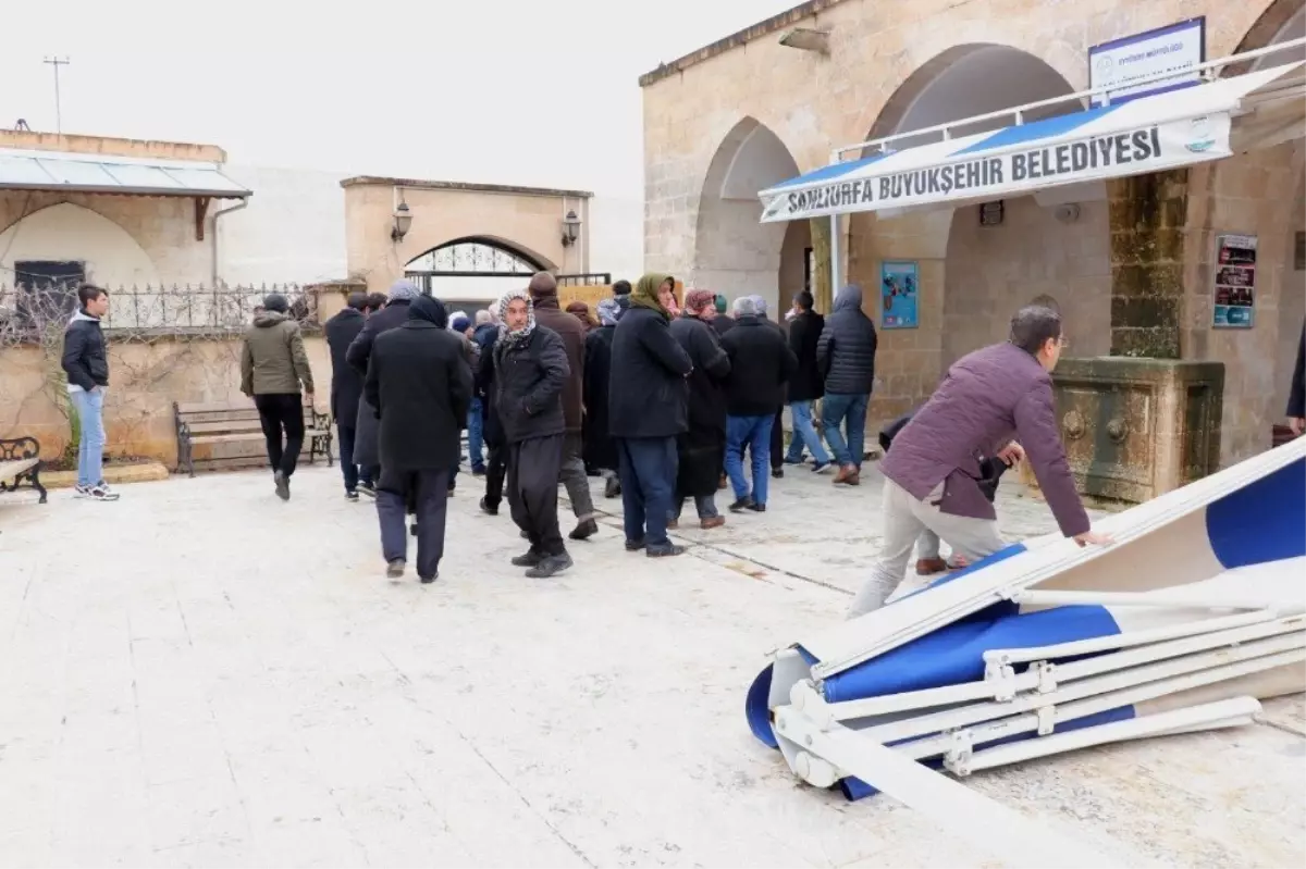 Cenaze Namazı Kılan Cemaatin Üzerine Tente Düştü