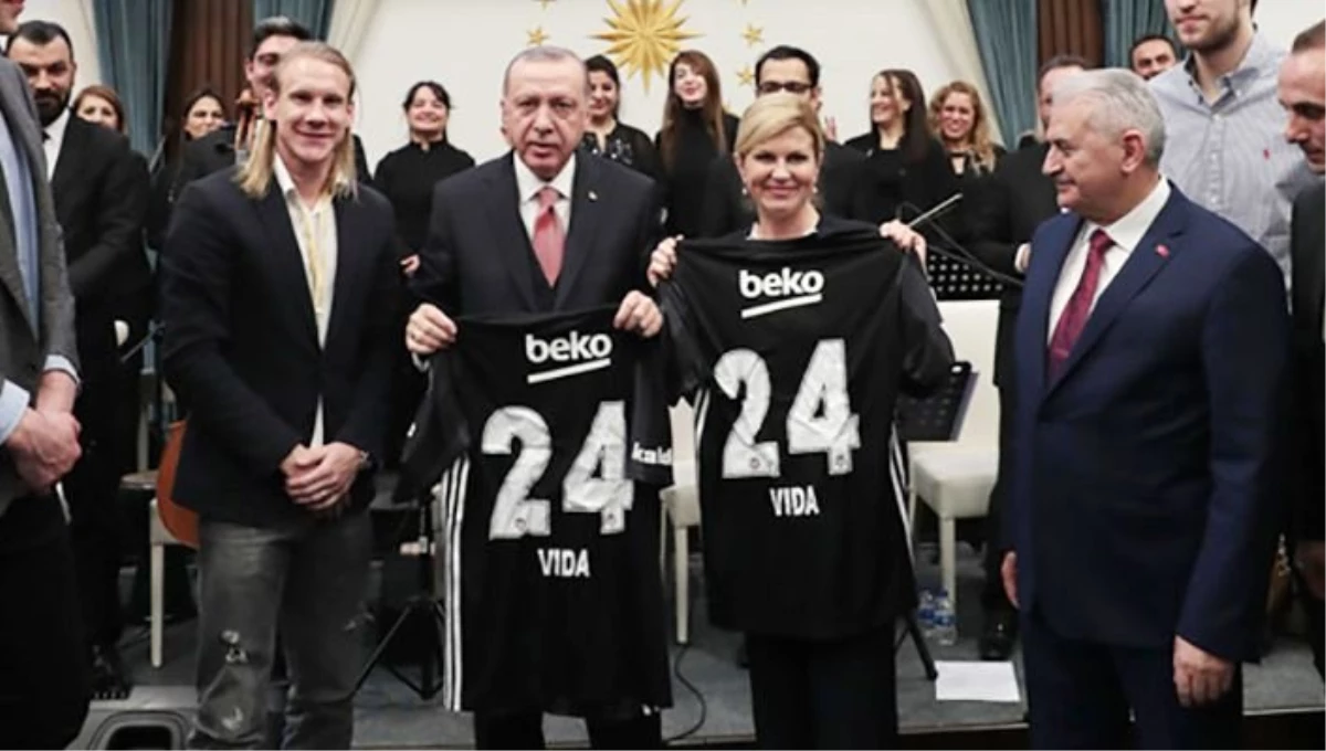Domagoj Vida, Erdoğan ve Kitarovic\'e Beşiktaş Forması Hediye Etti