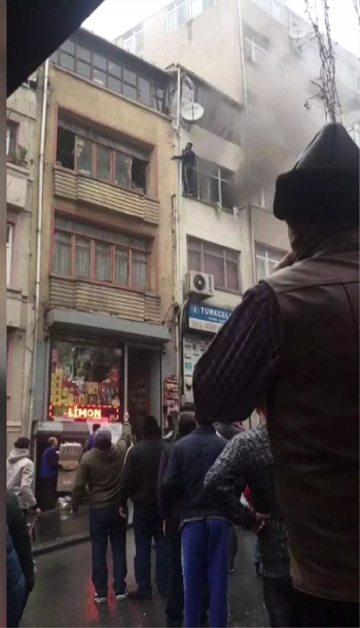 Fatih\'te Can Pazarı Kamerada... Pencereye Çıkanlar İp ve Merdivenle Kurtarıldı