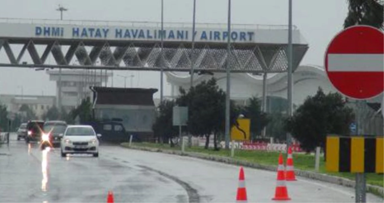 Hatay\'da Sel Alarmı! Havaalanı Araç Trafiğine Kapandı