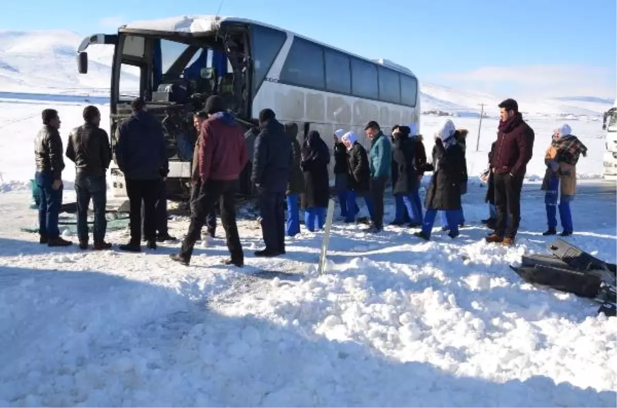 İşçi Servisi, Buzlanma Nedeniyle Kayan Tır\'a Çarptı: 5 Yaralı